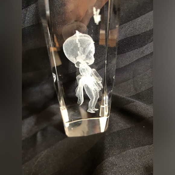 Betty Boop Crystal Etched Paperweight - Picture 4 of 11
